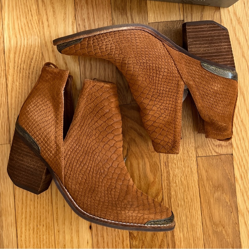 Jeffrey Campbell Cromwell Tan suede snake ankle boots size9 western